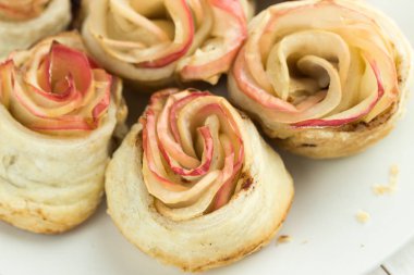 Elma ve tarçın hamur işleri