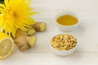 Zencefil, limon ve bal ile çam fıstığı