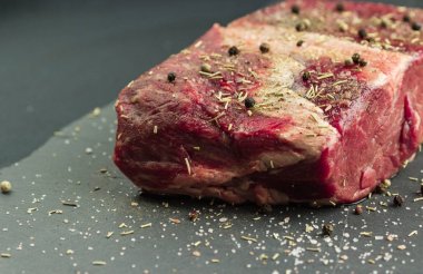 Baharat ve otlar ile taze Dana