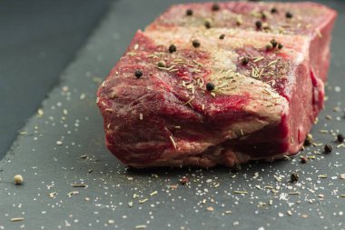 Taze et sığır eti baharat ve otlar ile