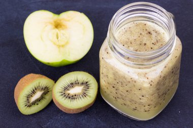 Apple ve kivi güler yüzlü