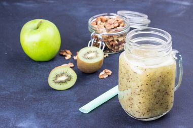 Kivi güler yüzlü. Meyve - kivi, elma. Fındık