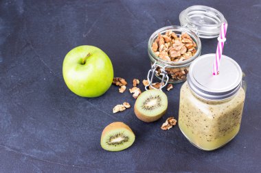 Apple ve kivi güler yüzlü ve fındık