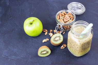 Güler yüzlü, kivi, elma ve fındık