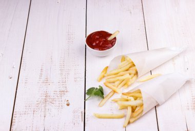 Patates kızartması kağıt torbalarda