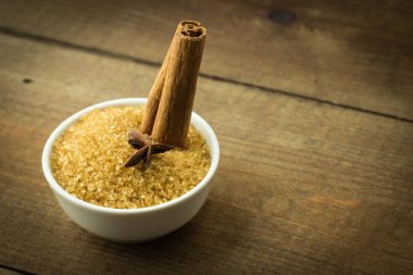 Tarçın ve Anason Star ile kahverengi şeker 