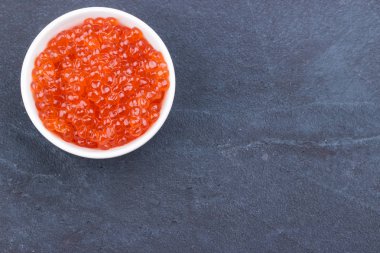 Beyaz kase kırmızı havyar