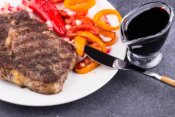 접시에 구운 쇠고기 스테이크 — 스톡 사진