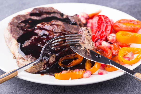 Grilled beef steak with pomegranate sauce — Stock Photo, Image