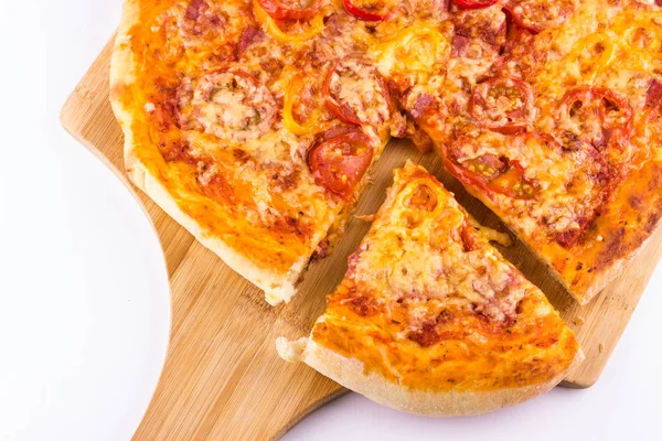 Salami, tomate, pimienta, pizza de queso —  Fotos de Stock