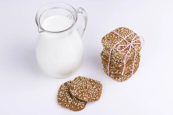 Galletas de jengibre con un frasco de leche — Foto de Stock