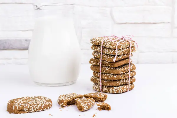 Biscuits au gingembre au lait sur blanc — Photo