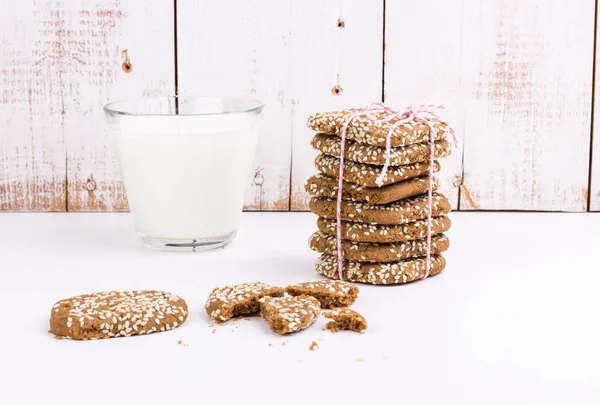 Biscuits maison au gingembre avec un verre de lait — Photo