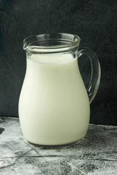 Melk in glazen kan — Stockfoto