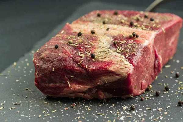 Carne cruda con especias y hierbas —  Fotos de Stock