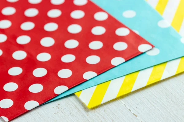 Envolver bolsas de regalo de papel de colores — Foto de Stock