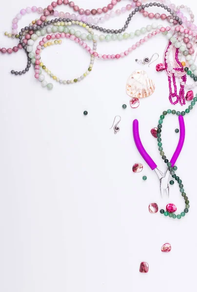 Mélange de perles de pierres précieuses colorées à plat — Photo