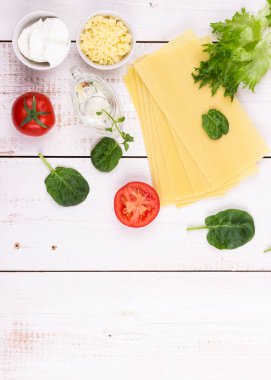 Lazanya malzemeler ahşap arka plan üzerinde