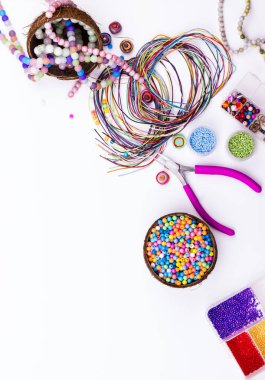 El yapımı takı yapımı beyaz zemin üzerine boncuk