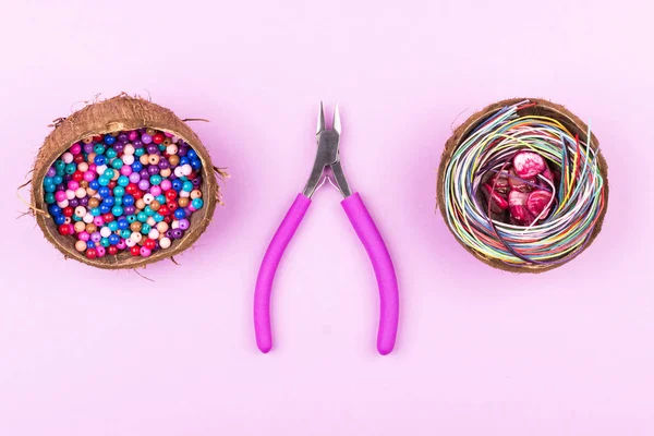 Abalorios de coloración en mitades de coco, cuerdas, perlas de concha y plie — Foto de Stock