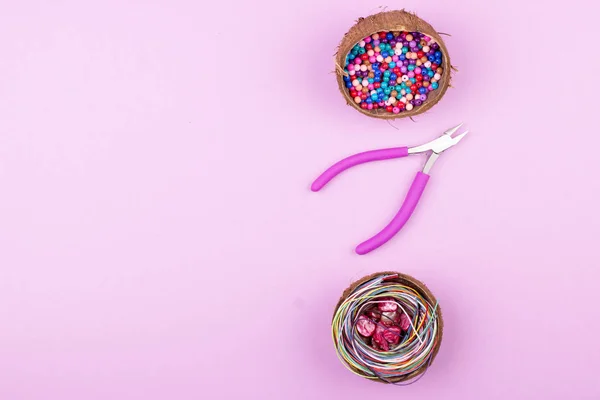 Creativo concepto de artesanía rosa con cuentas — Foto de Stock