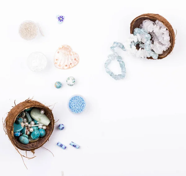 Pedras preciosas, contas de vidro, shell beads flat lay — Fotografia de Stock