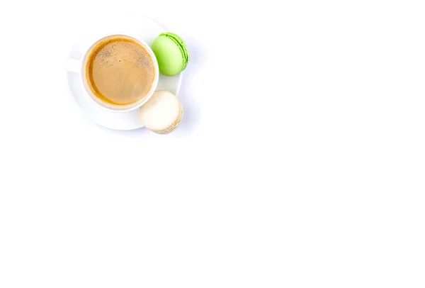 Uma xícara de café com macaroons flat lay — Fotografia de Stock