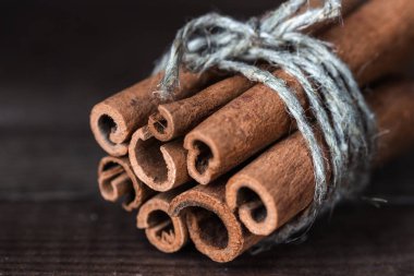 Jüt iple bağlı tarçın