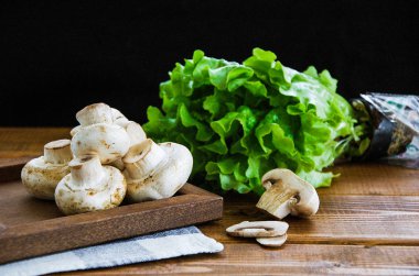 ahşap masa üzerinde döşeme mantar