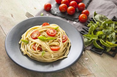 Domates soslu ve parmesanlı makarna.