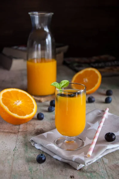 Zumo de naranja en el vaso con botella — Foto de Stock
