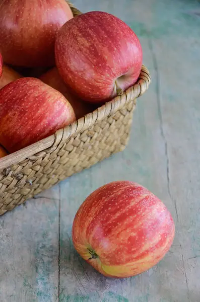 Органічні яблука в кошику — стокове фото