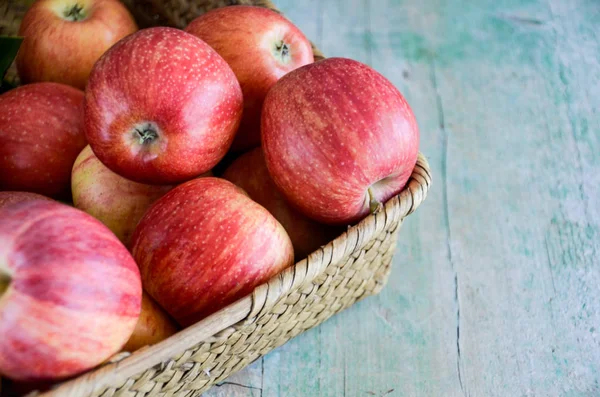 Sepetteki organik elmalar