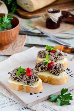 karaciğer pate ile ekmek