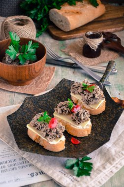 karaciğer pate ile ekmek