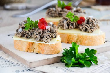 karaciğer pate ile ekmek