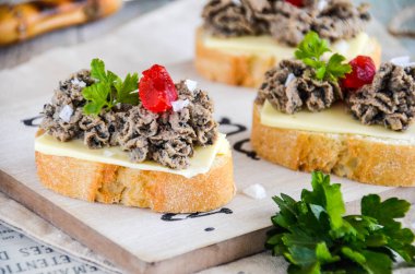 karaciğer pate ile ekmek