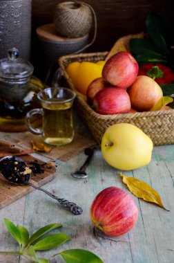 Organik kırmızı elmalar