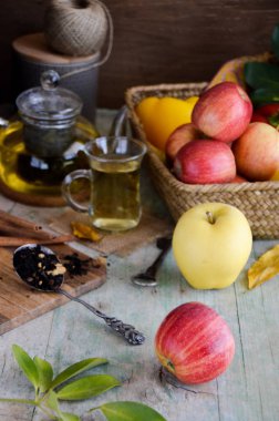 Organik kırmızı elmalar