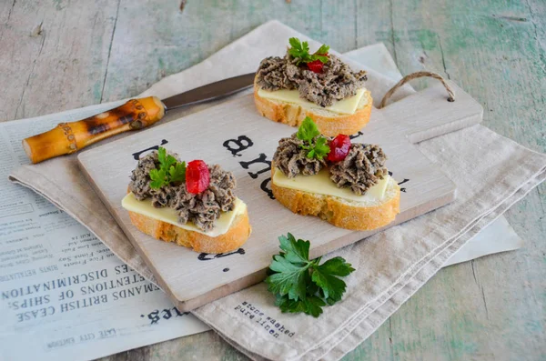 karaciğer pate ile ekmek