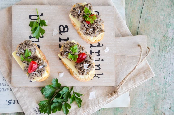 karaciğer pate ile ekmek