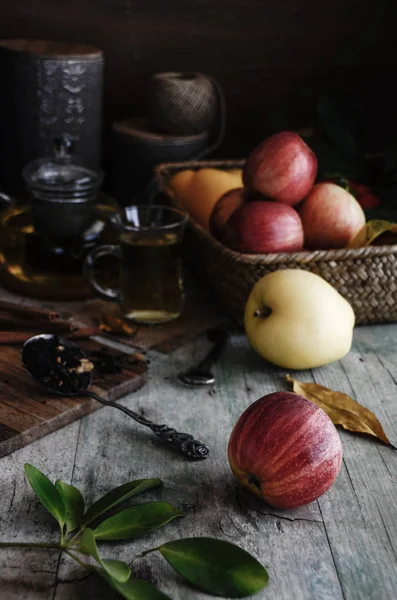 Organik kırmızı elmalar