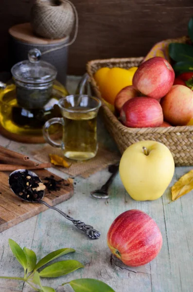 Organik kırmızı elmalar