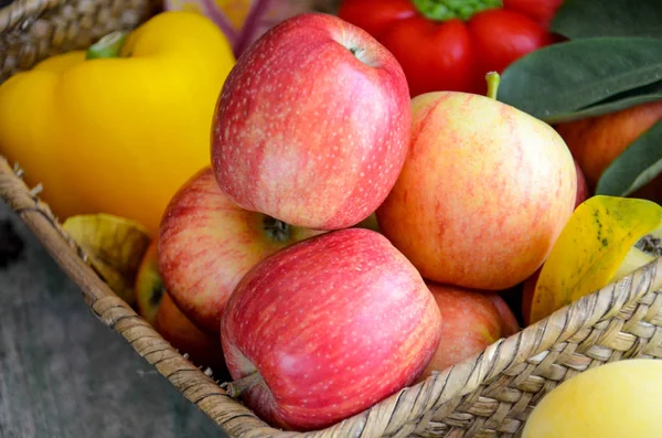 Organik kırmızı elmalar