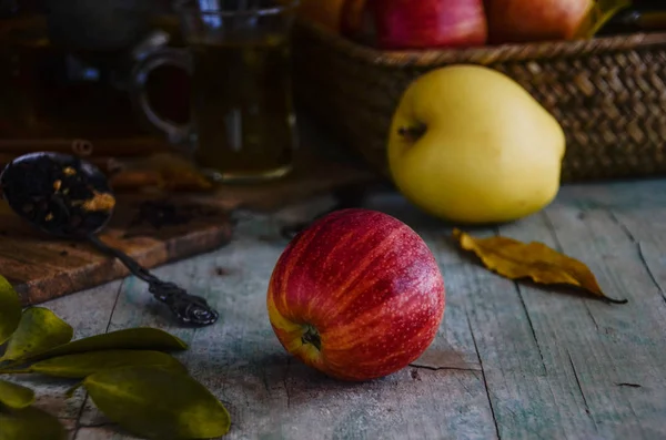 Organik kırmızı elmalar