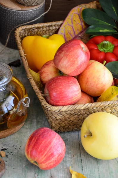 Organik kırmızı elmalar