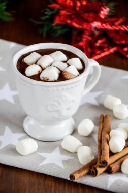 Kupa sıcak çikolata ve şekerleme. Noel kavramı.