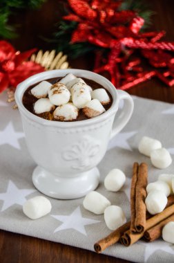 Kupa sıcak çikolata ve şekerleme. Noel kavramı.