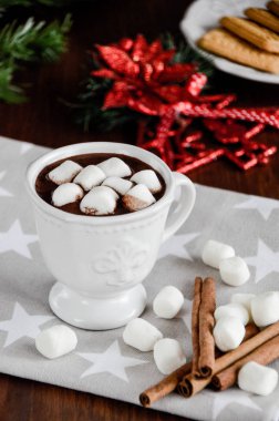 Kupa sıcak çikolata ve şekerleme. Noel kavramı.