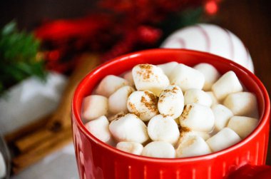 Kırmızı kupa sıcak çikolata ve şekerleme. Noel kavramı.
